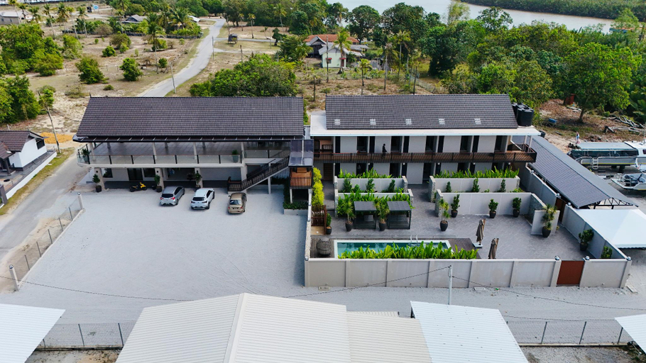 Exterior & Views