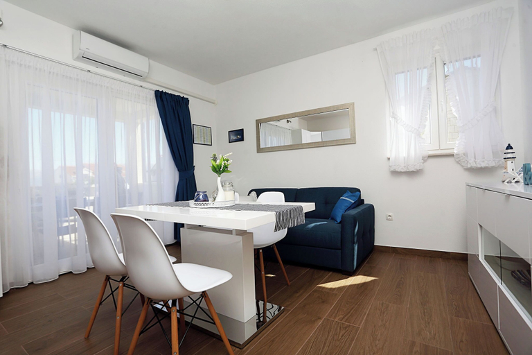 Others 4, Apartment Romarin, Supetar