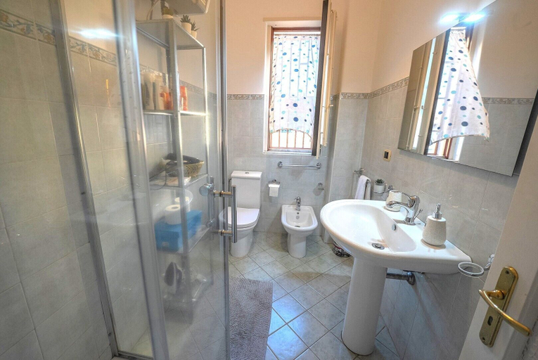 Bathroom 5, Central Station House Cettina, Catania
