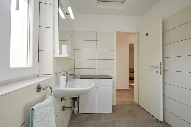 Bathroom 4, House Dvor, Seget