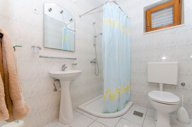 Bathroom, House Petar, Korčula