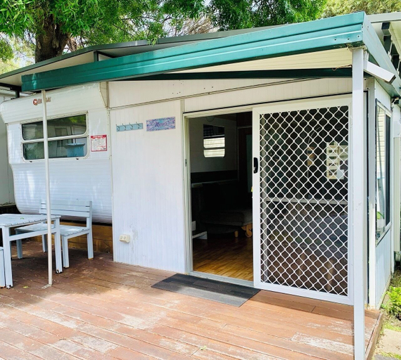 Outdoor dining 2, Mornington Peninsula Retro Caravans, Melbourne