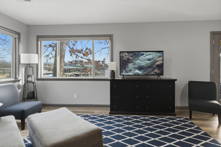 Room 4, Charming & Cozy Waterfront Cabin at 21mm Near Shorty Pants, Camden