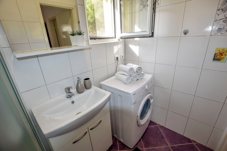 Bathroom 4, House Ana, Pašman