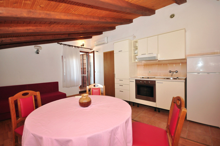 Others 5, Apartments Marin, Novalja