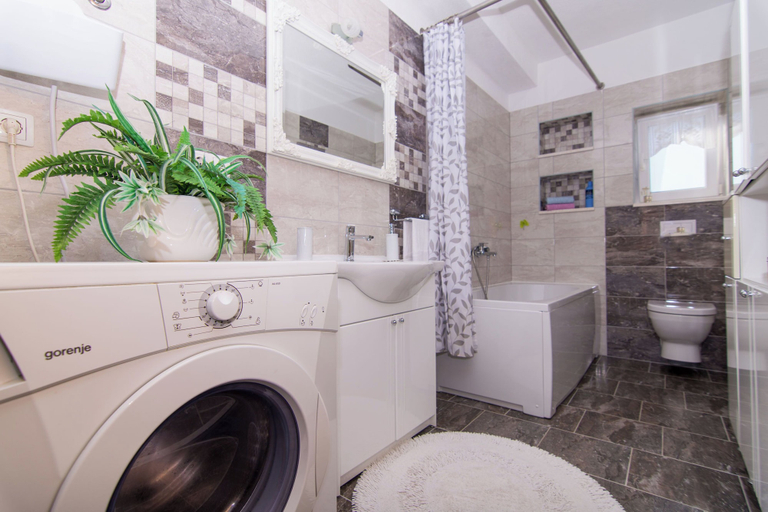 Bathroom 4, Apartment MM, Okrug