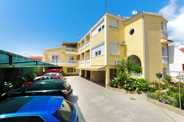 Parking, Apartments and Room Lotus, Vodice