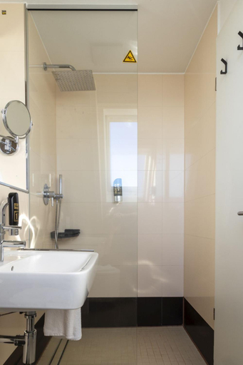 Bathroom 3, Strandhotel Dranske, Vorpommern-Rügen