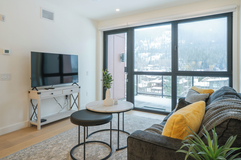 Living area 2, Zen Revy, Columbia-Shuswap