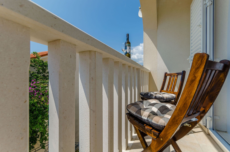 Others 2, Apartments and Room Maestral, Okrug