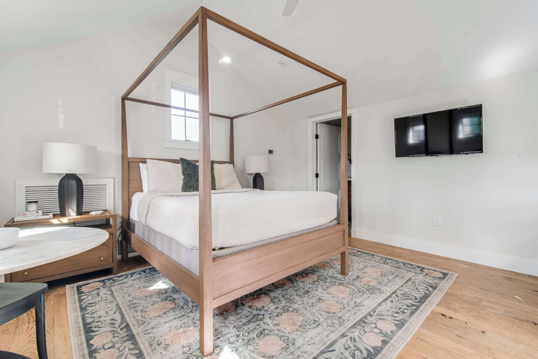 Room 3, Sunday Haus Loft - Walk to Main Street!!, Gillespie