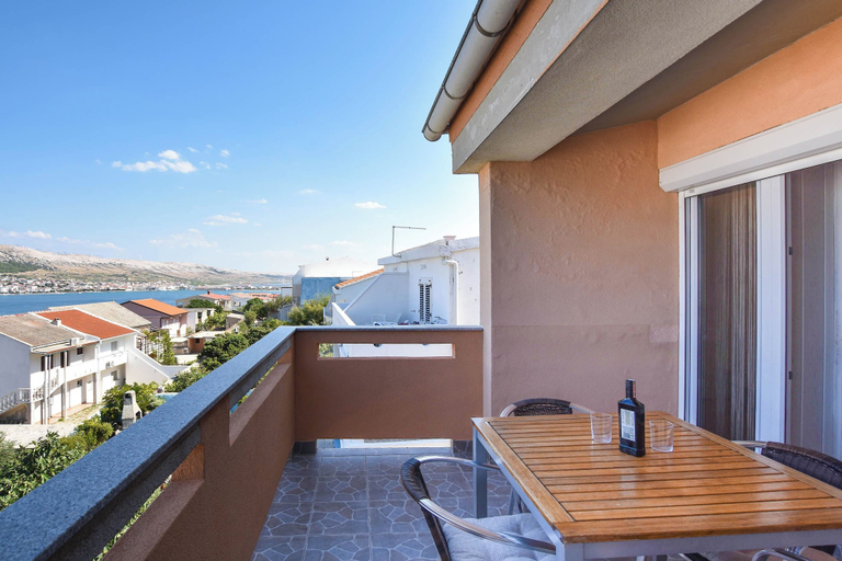 Others 4, Apartments Clair, Pag