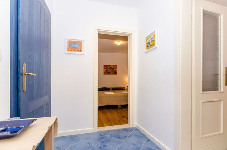 Interior entrance, Apartment City Center, Jelsa