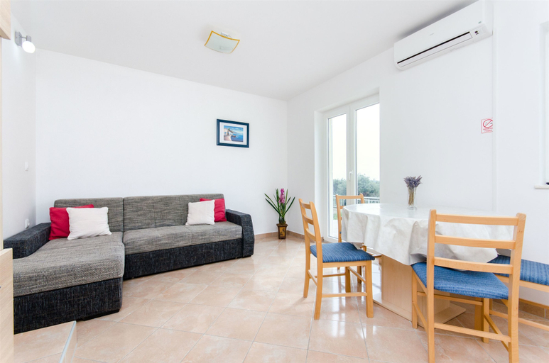Others 5, Apartments Andrea, Pag