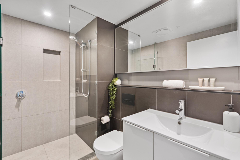 Bathroom, Bright 2-Bed Apartment in Bowen Hills, Bowen Hills