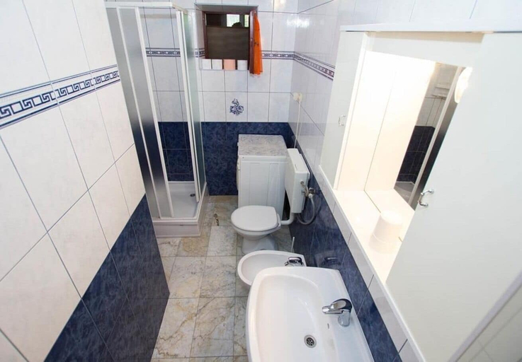 Bathroom 4, Apartments Juri, Sućuraj