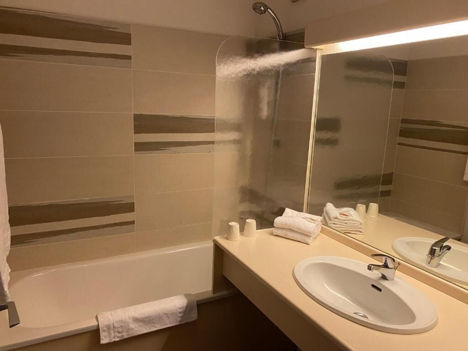 Bathroom 5, The Originals Boutique, Hôtel Admiral's, Les Sables-d'Olonne, Vendée