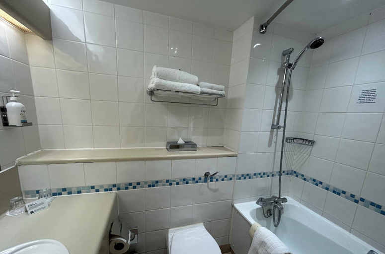 Bathroom 5, Holiday Inn MAIDSTONE - SEVENOAKS by IHG, Kent