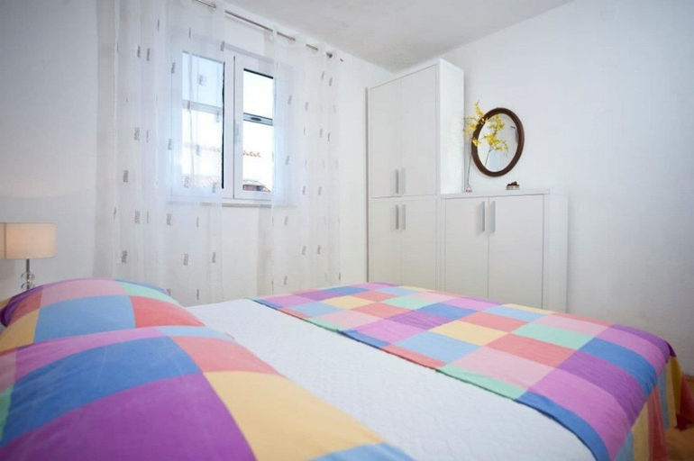 Bedroom 3, Villa Doris, Okrug