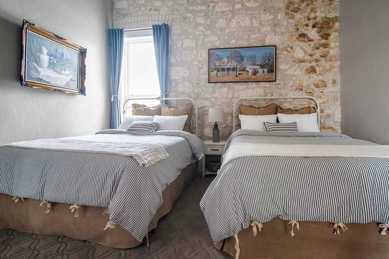 Room 5, The Bank-luxury Suite W/deck Overlooking Main St!, Gillespie
