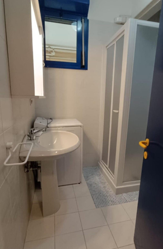 Bathroom, Enjoy our apartment in the spa area in Bibione, Venezia
