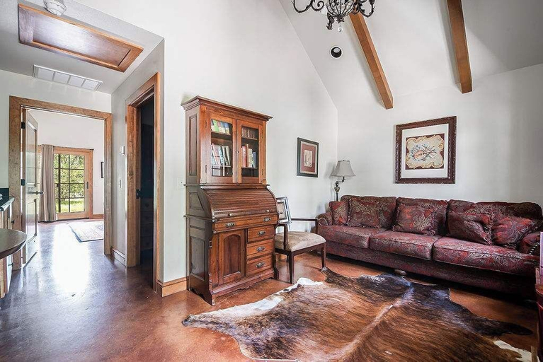 Living area 4, Charming Cottages Steps From Messina Hof Wine Tast, Gillespie