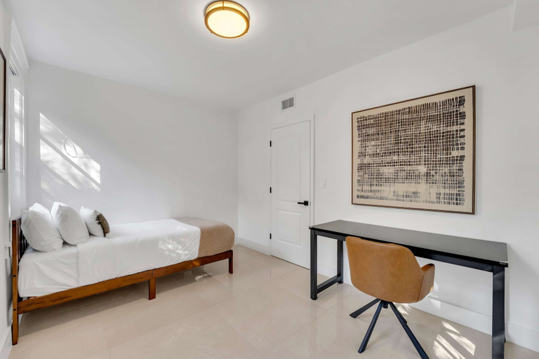 Room 4, Spacious Stylish 2BR Retreat Near Victoria Park, Broward