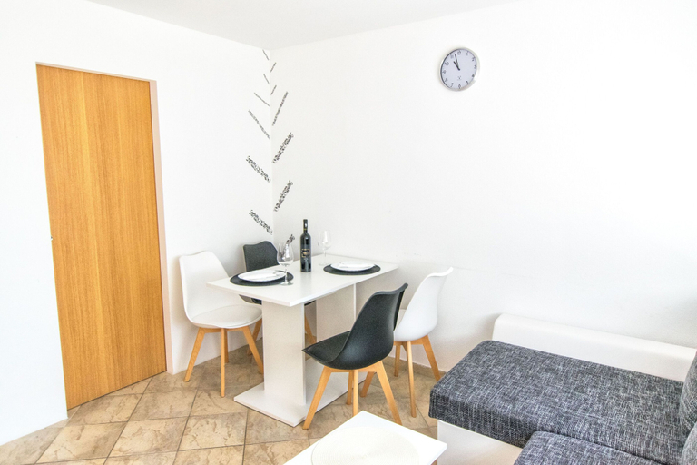 Others 5, Apartment Centar, Postira
