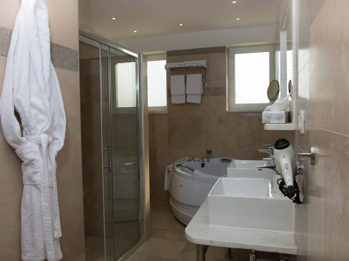 Bathroom 3, Villa Gardens, Crikvenica