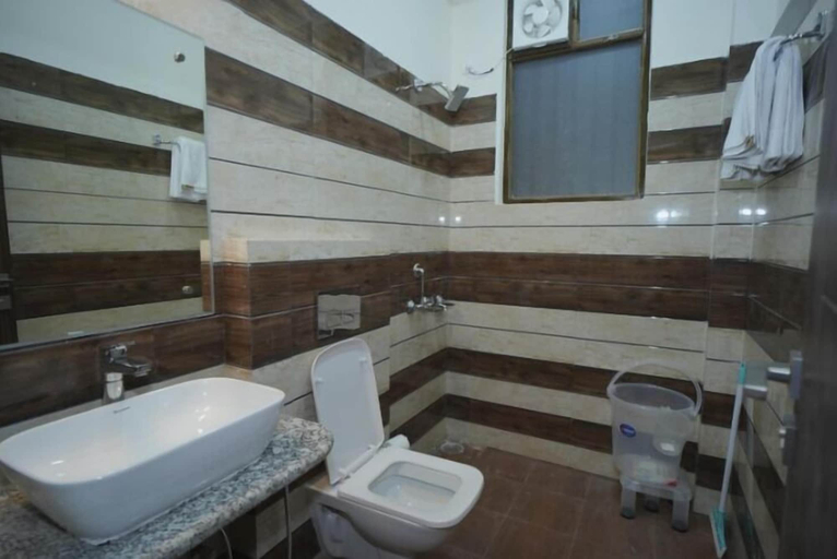 Bathroom, Aesquire Hotel, Nainital