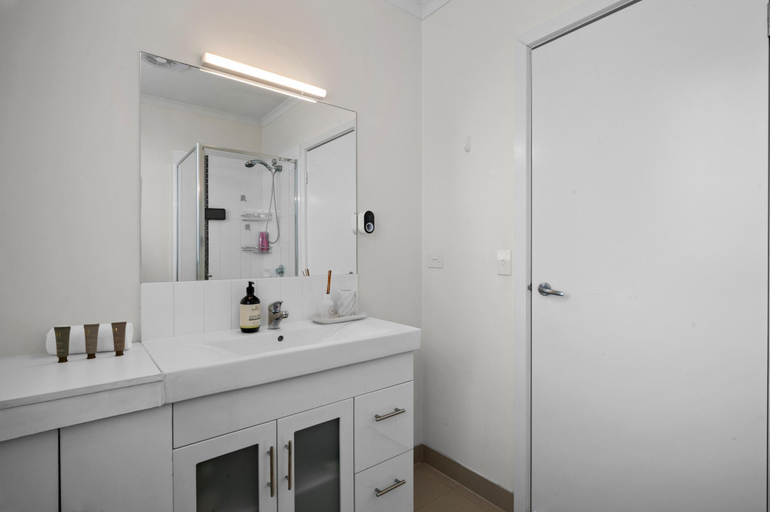 Bathroom 4, Spacious 3-Bed Townhouse in Coburg, Melbourne