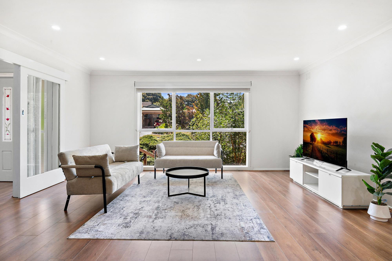 Separate living room 3, Spacious 4-Bed House with Garden in Doncaster, Manningham - West