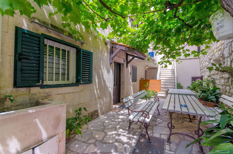 Others 5, Apartment Sweet Nest, Split