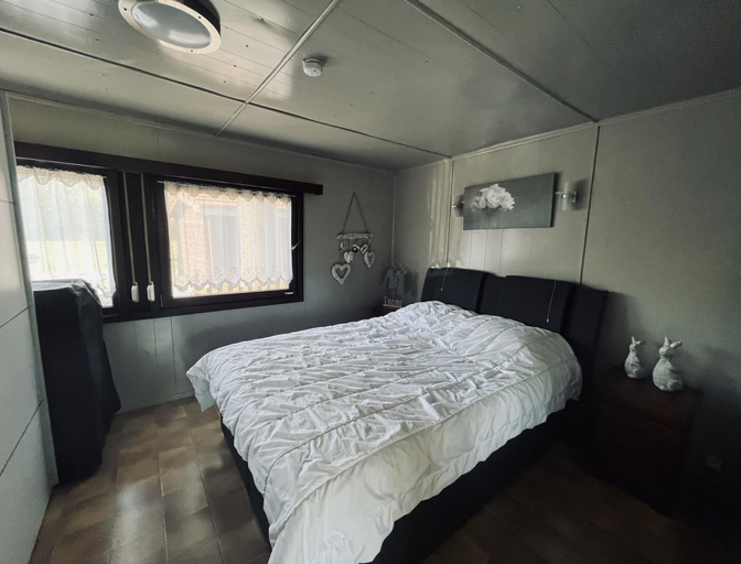 Bedroom 5, Modern Waterfront Chalet, Antwerpen