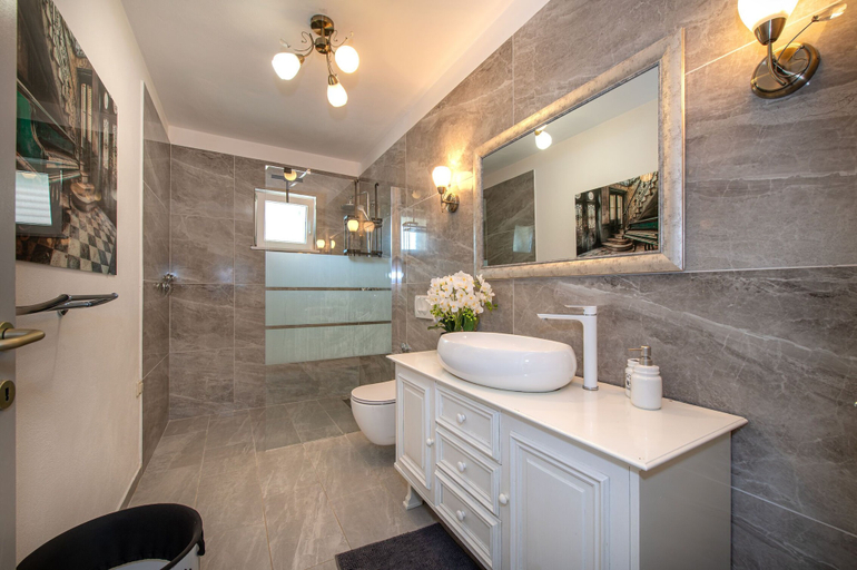 Bathroom 3, Villa Silente, Promina