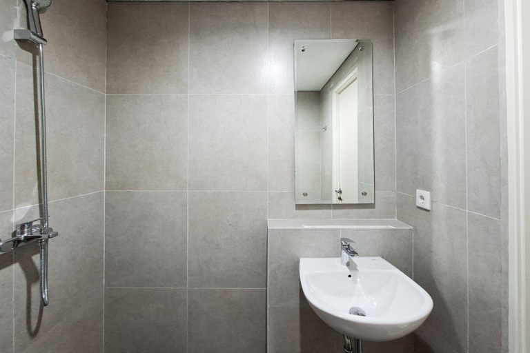 Bathroom 4, Serene Studio at The Ayoma Apartment By Travelio, Tangerang Selatan