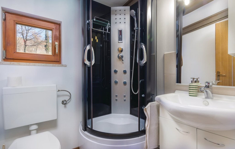 Bathroom, House Ivor, Buzet