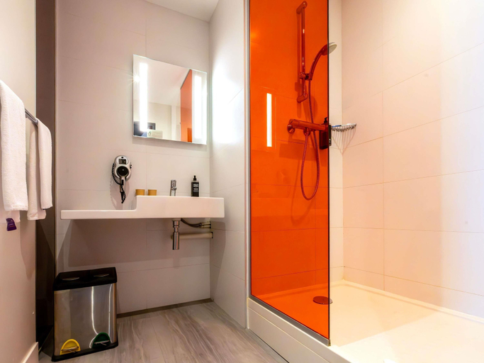 Bathroom 5, ibis Styles Troyes Centre, Aube