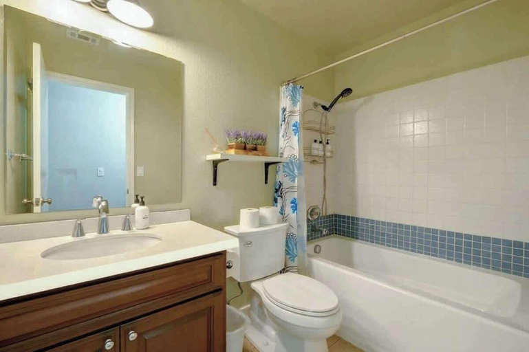 Bathroom 4, @ Marbella Lane - 4BR Home Away From Home Ldry, Alameda