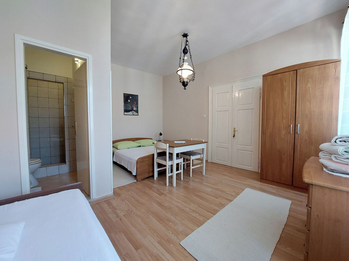 Others 5, Rooms Nada, Vinodolska