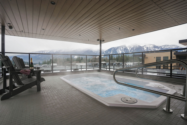 Outdoor spa tub 2, That 70s Chalet, Columbia-Shuswap