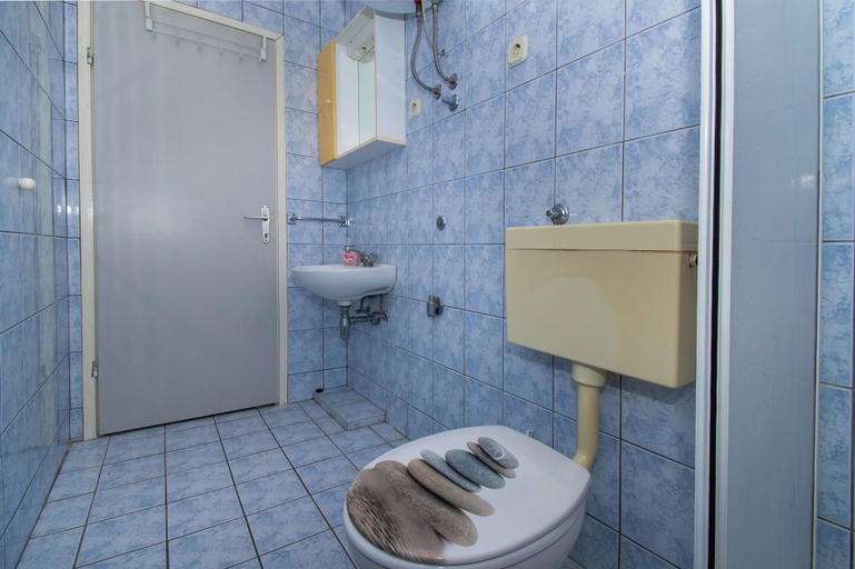 Bathroom 3, Apartments Goran Near the Beach, Vodice