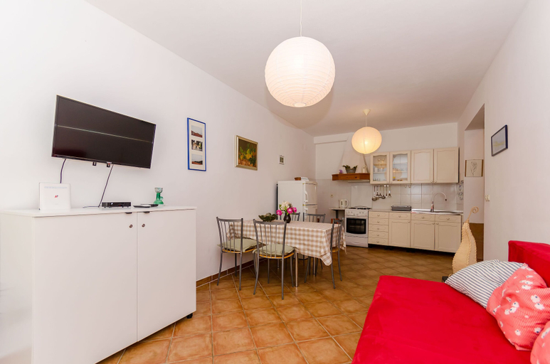 Others 5, Apartments Josip, Jelsa