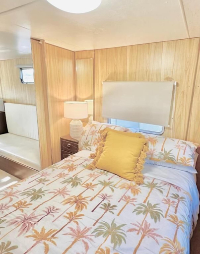 Room 5, Mornington Peninsula Retro Caravans, Melbourne