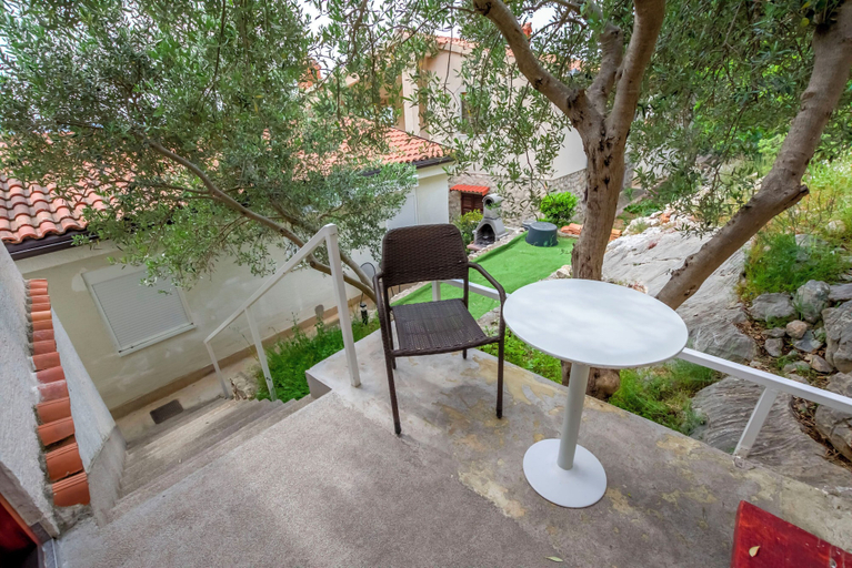 Courtyard 5, Apartment Mladen, Pakoštane