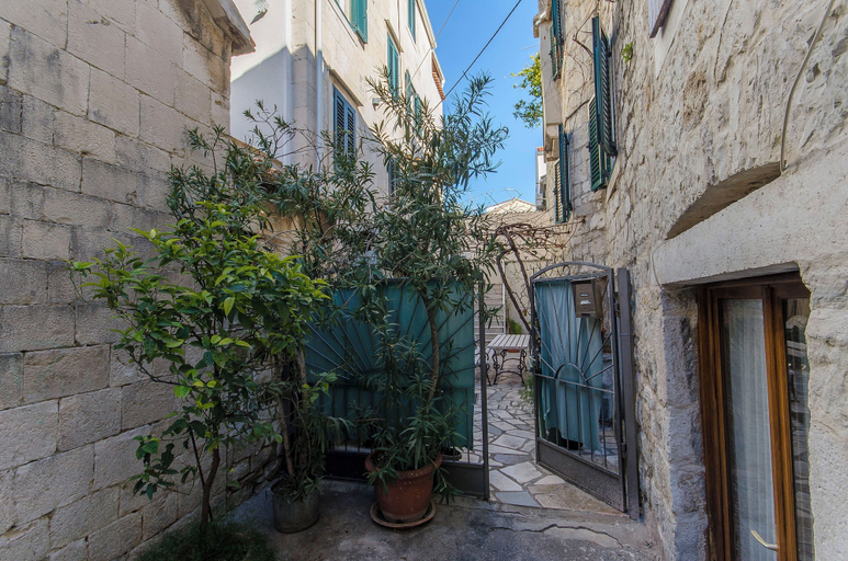 Others 4, Apartment Sweet Nest, Split