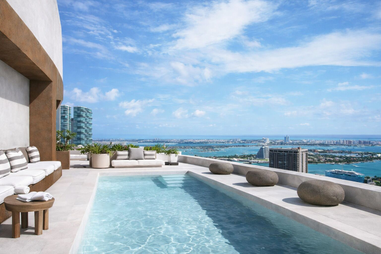 Rooftop pool 2, RS Suites - District 225 Miami, Miami-Dade