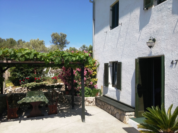 Courtyard 2, House Viskic, Lopar/Supetarska Draga