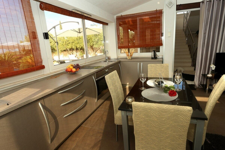 Private kitchen 3, Apartments Hermes, Okrug