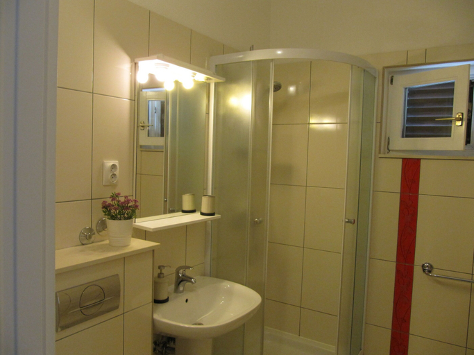 Bathroom 5, Rooms Falcon, Gradac